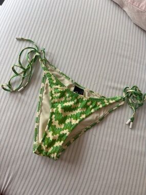 Green triangl bikini bottoms